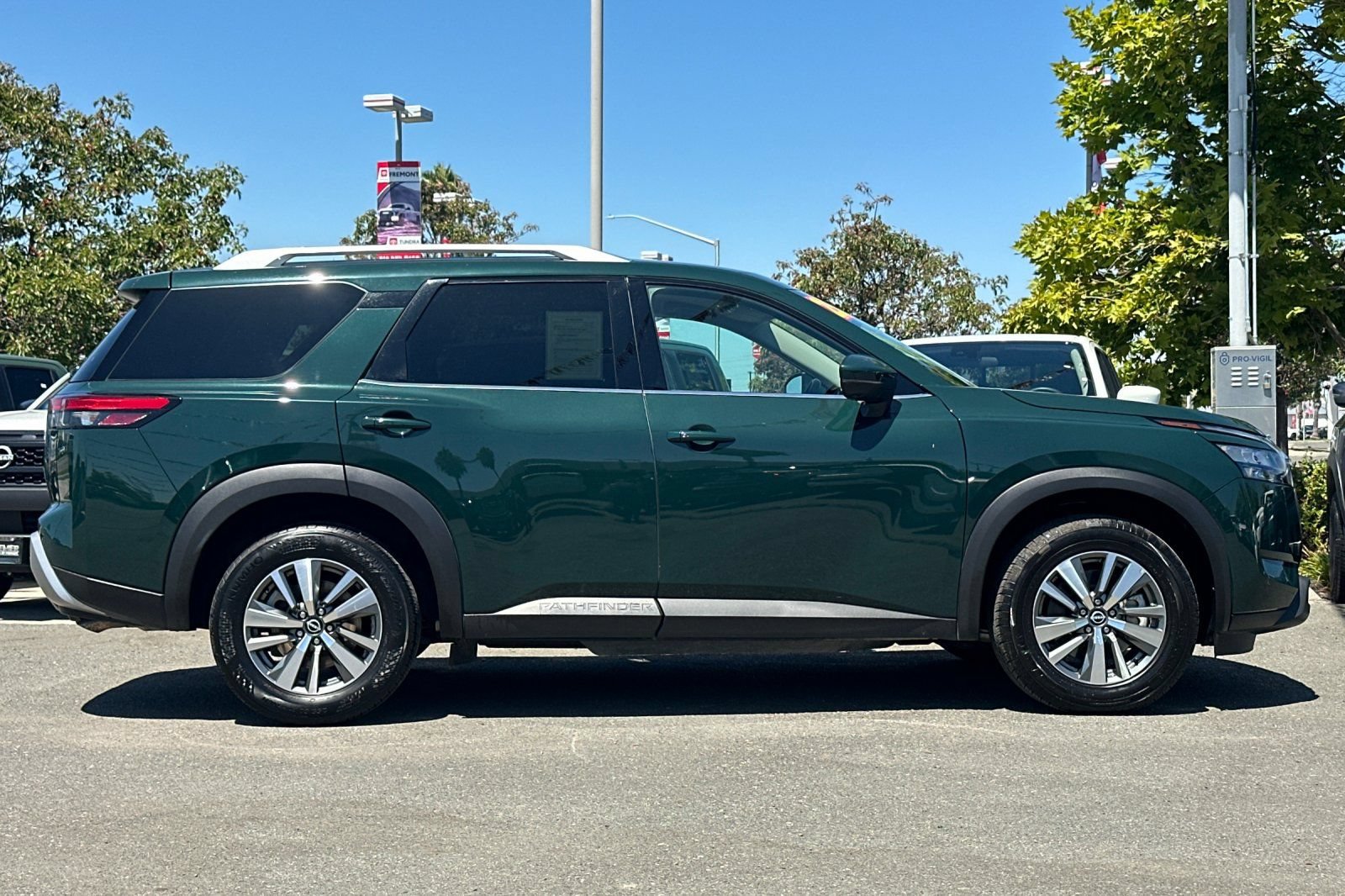 Certified 2025 Nissan Pathfinder SL FWD image 3