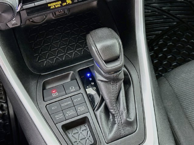 Used 2021 Toyota RAV4 LE AWD/4WD image 15