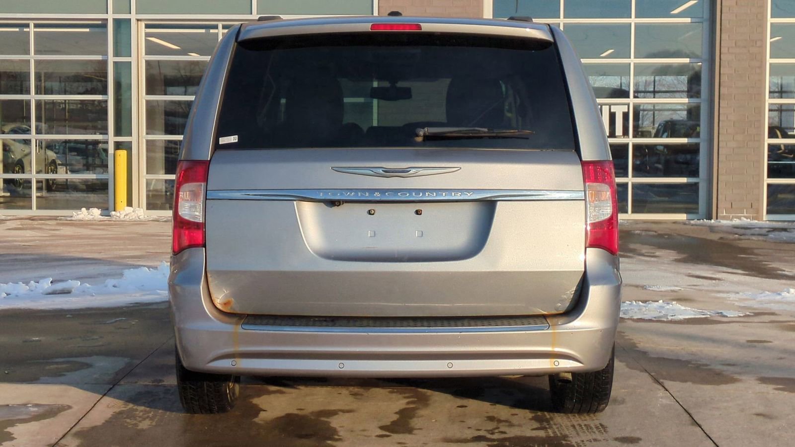 Used 2014 Chrysler Town & Country Touring-L image 4