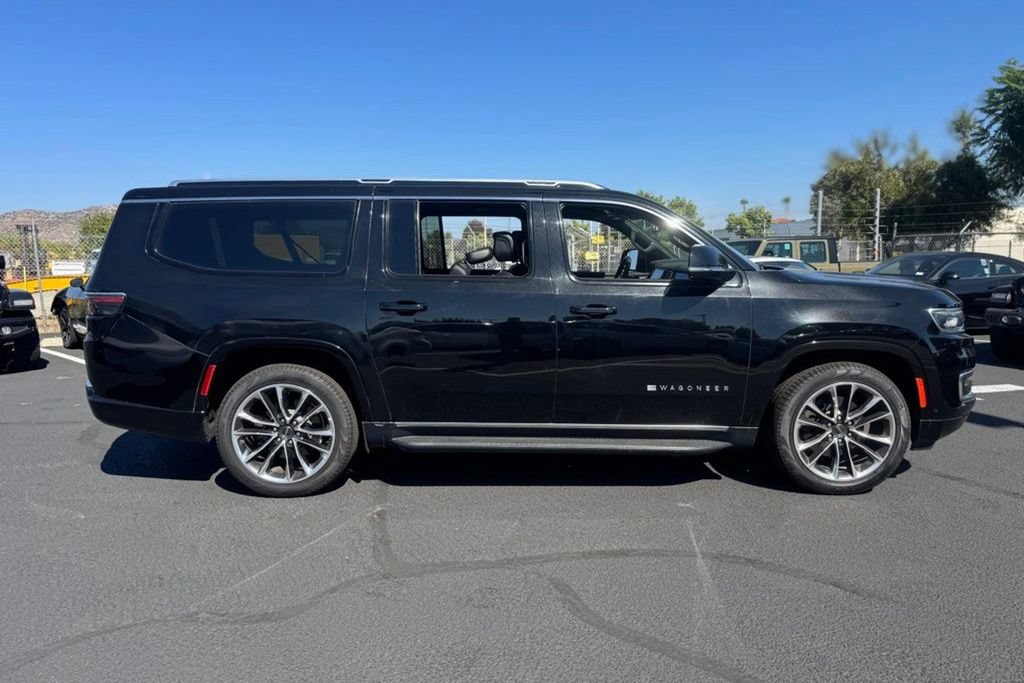 Used 2023 Jeep Wagoneer L Series II w/ Premium Group I AWD/4WD image 6