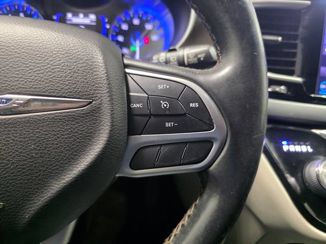 Used 2018 Chrysler Pacifica Touring-L FWD image 18