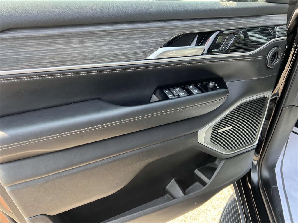 Used 2024 Jeep Wagoneer L Series II w/ Flexible Seating Group image 13