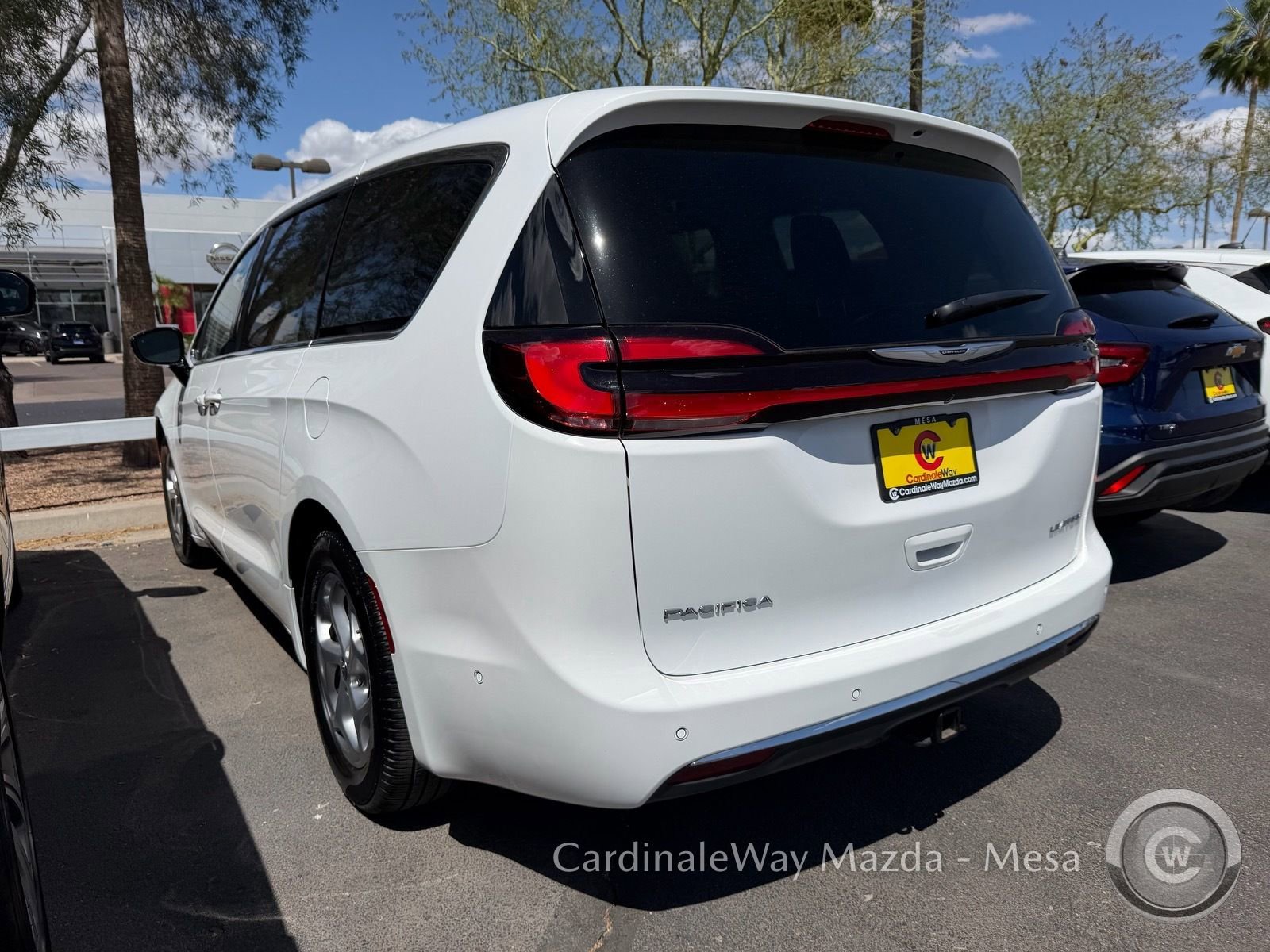 Used 2024 Chrysler Pacifica Limited w/ Trailer Tow Group FWD image 4
