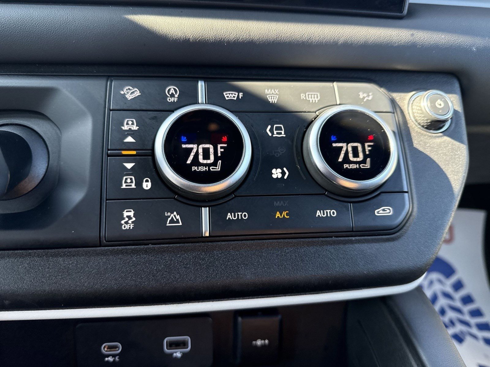 Used 2024 Land Rover Defender 130 X-Dynamic SE image 18