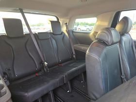 Used 2025 Kia Carnival FWD image 3