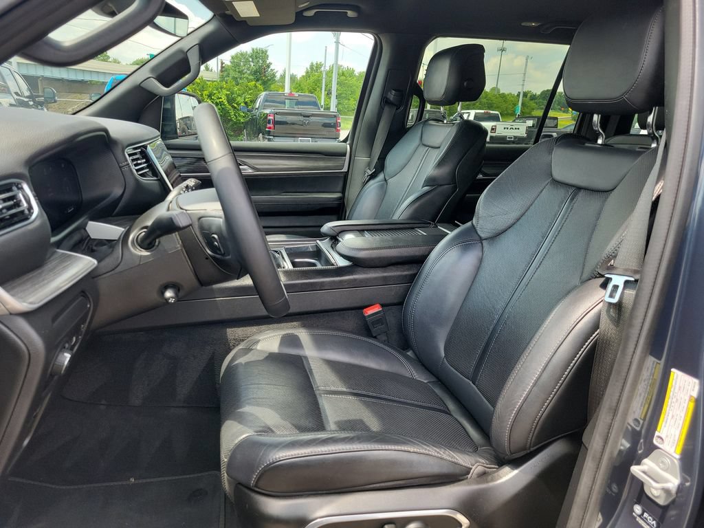Used 2024 Jeep Wagoneer Series III AWD/4WD image 19