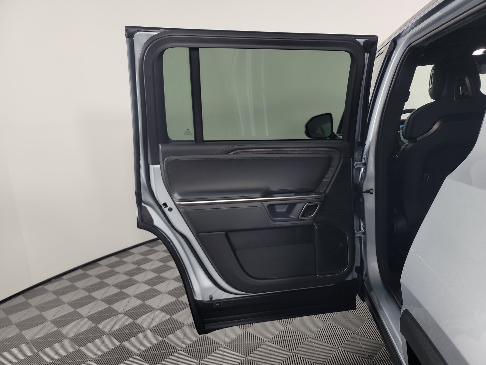 Used 2024 Rivian R1S Adventure AWD/4WD image 17