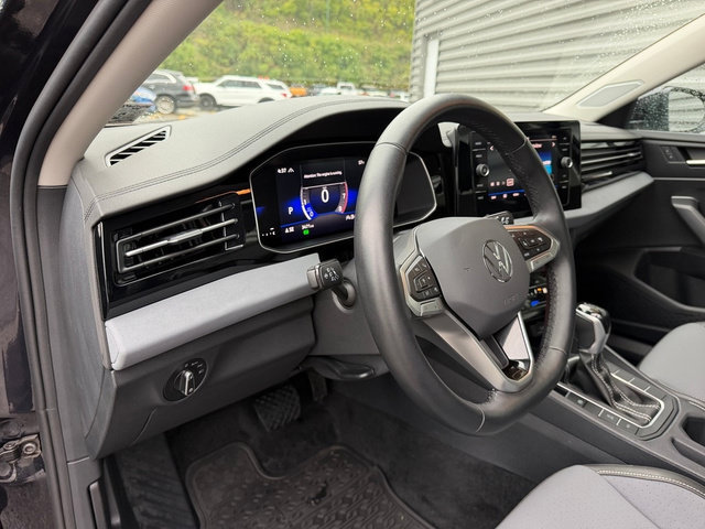 Used 2025 Volkswagen Jetta SE FWD image 15
