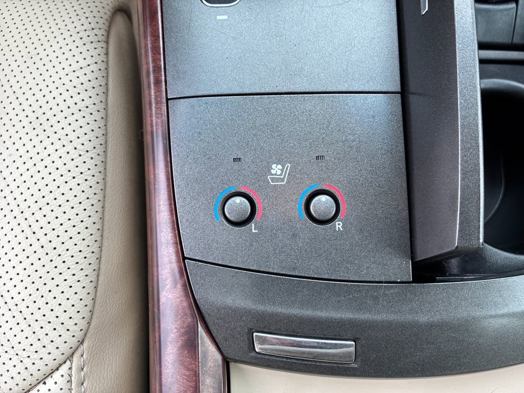 Used 2011 Toyota Avalon Limited image 25