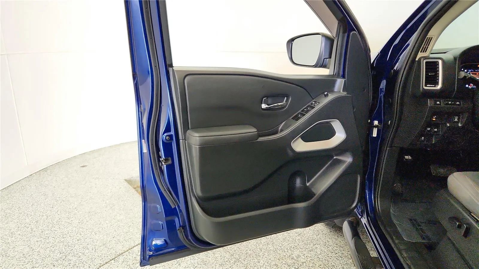 Used 2022 Nissan Frontier SV image 30