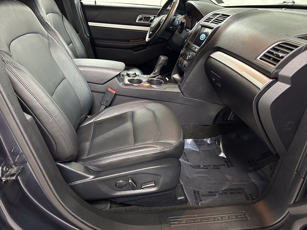 Used 2017 Ford Explorer XLT w/ Equipment Group 202A AWD/4WD image 13