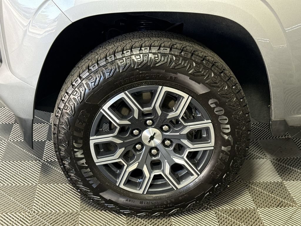 Used 2026 Chevrolet Colorado Z71 w/ Technology Package AWD/4WD image 12