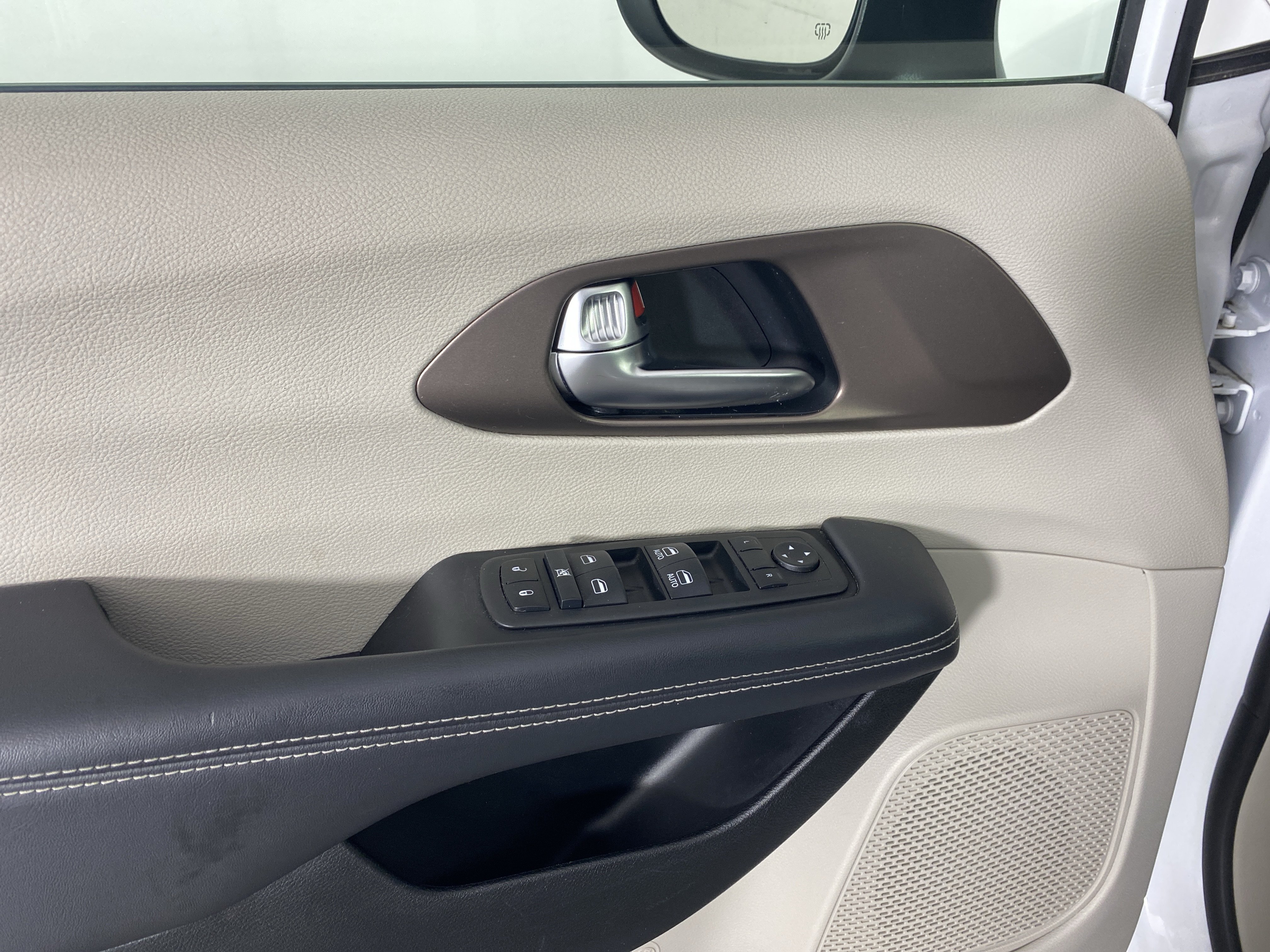 Used 2023 Chrysler Voyager LX FWD image 14