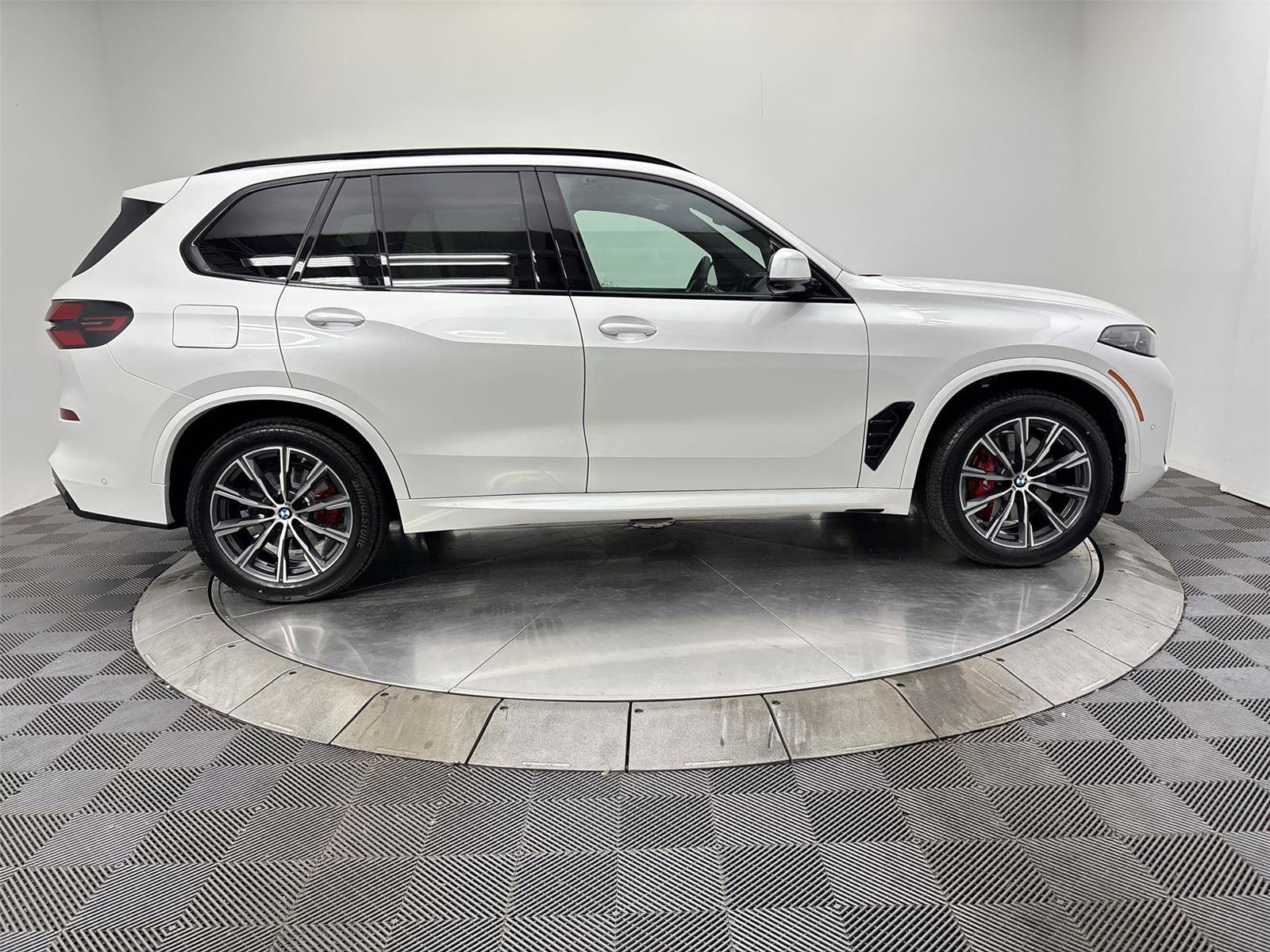 New 2026 BMW X5 xDrive40i w/ M Sport Package AWD/4WD image 17