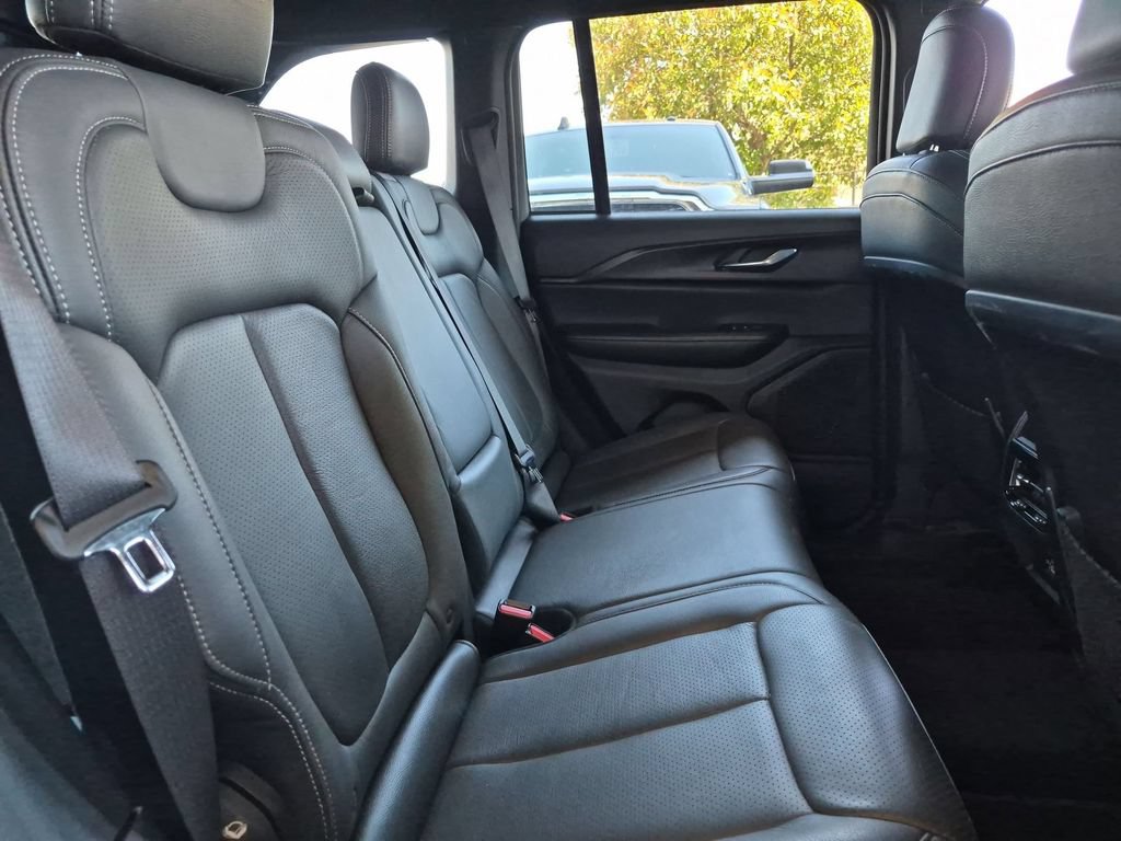 Used 2024 Jeep Grand Cherokee Laredo X AWD/4WD image 16