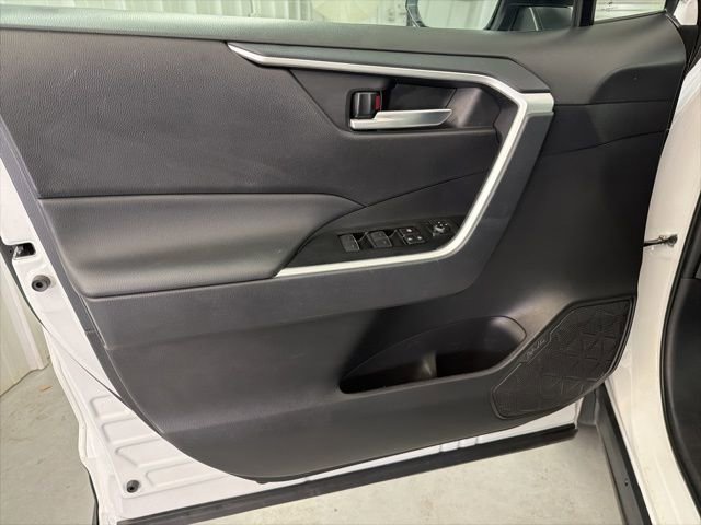 Used 2025 Toyota RAV4 XLE AWD/4WD image 9