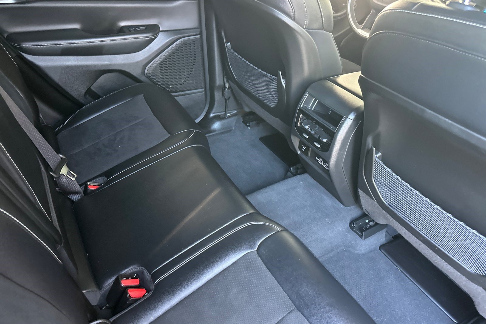 Used 2023 Jeep Grand Cherokee Altitude AWD/4WD image 33