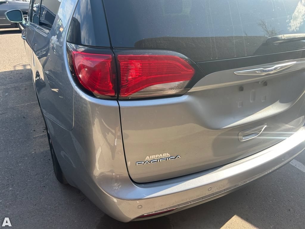 Used 2019 Chrysler Pacifica Touring-L FWD image 9