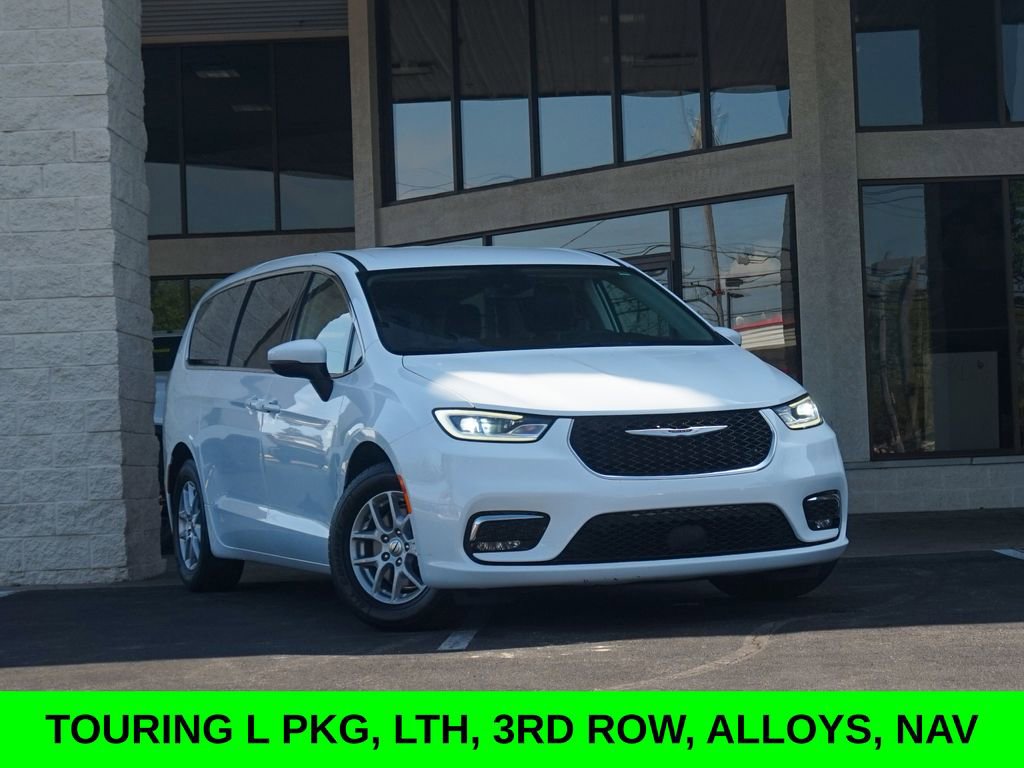 Used 2023 Chrysler Pacifica Touring-L FWD image 1
