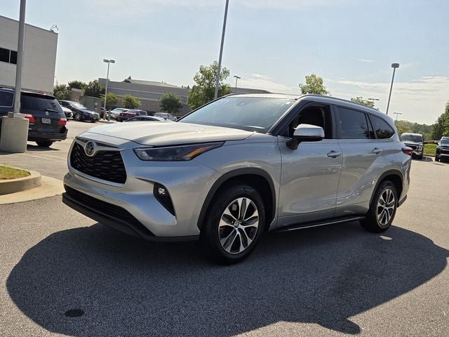 Used 2023 Toyota Highlander XLE FWD image 4