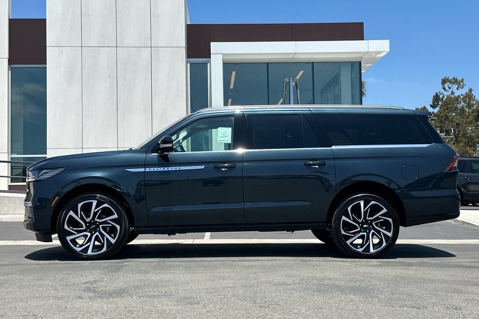 New 2026 Lincoln Navigator L Reserve AWD/4WD image 6
