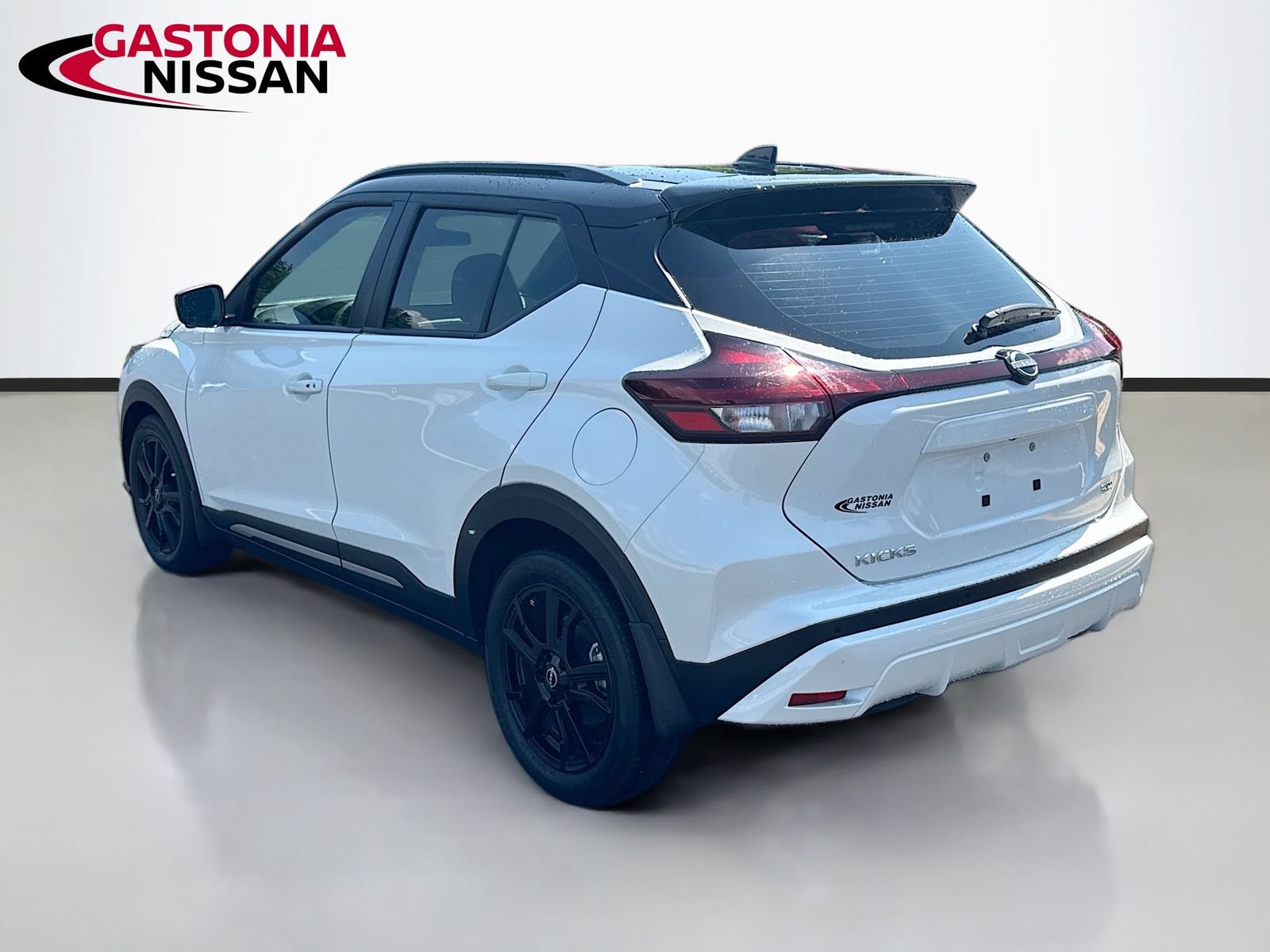 Used 2024 Nissan Kicks SR FWD image 6