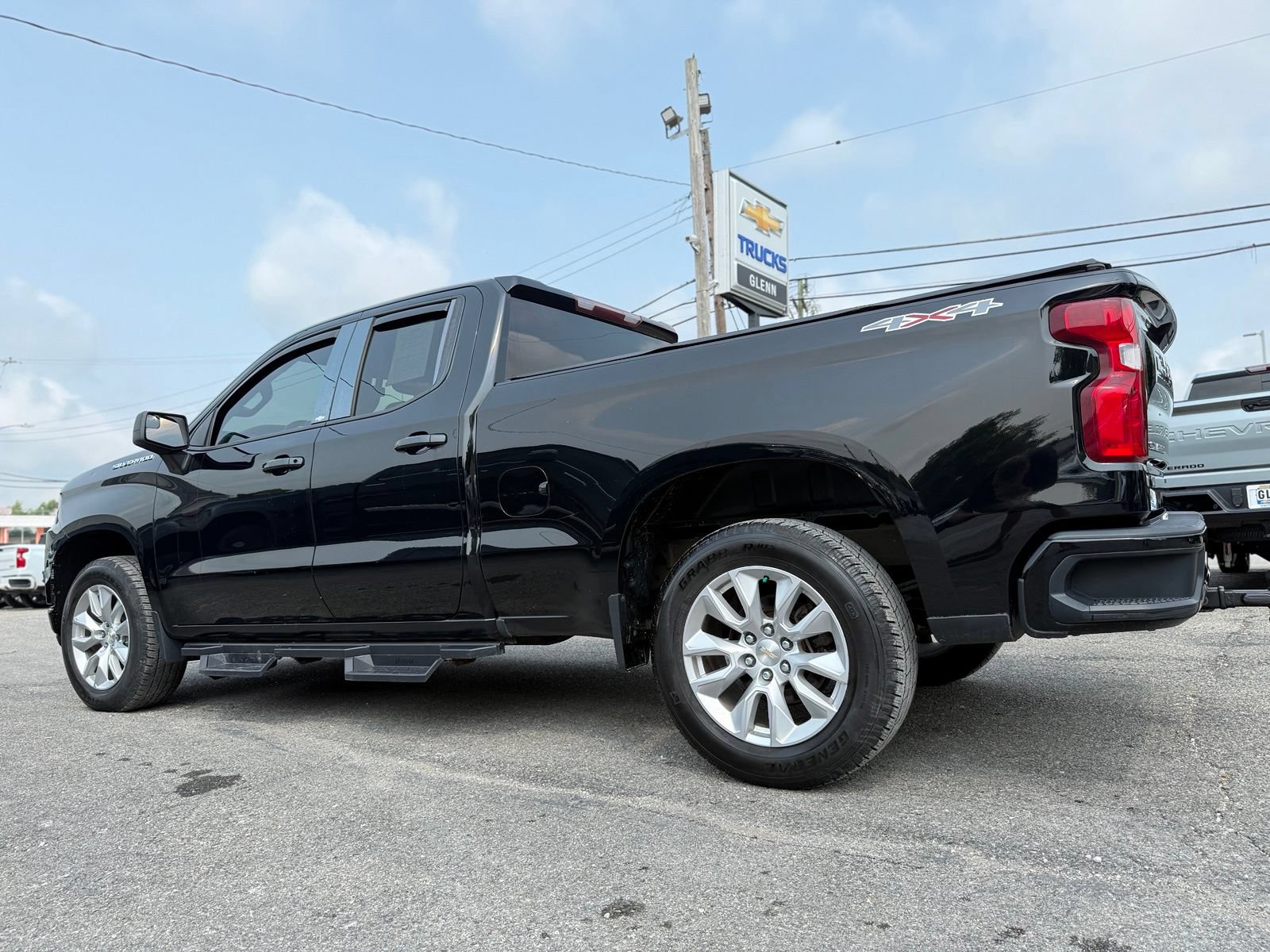Used 2020 Chevrolet Silverado 1500 Custom w/ Custom Value Package AWD/4WD image 5