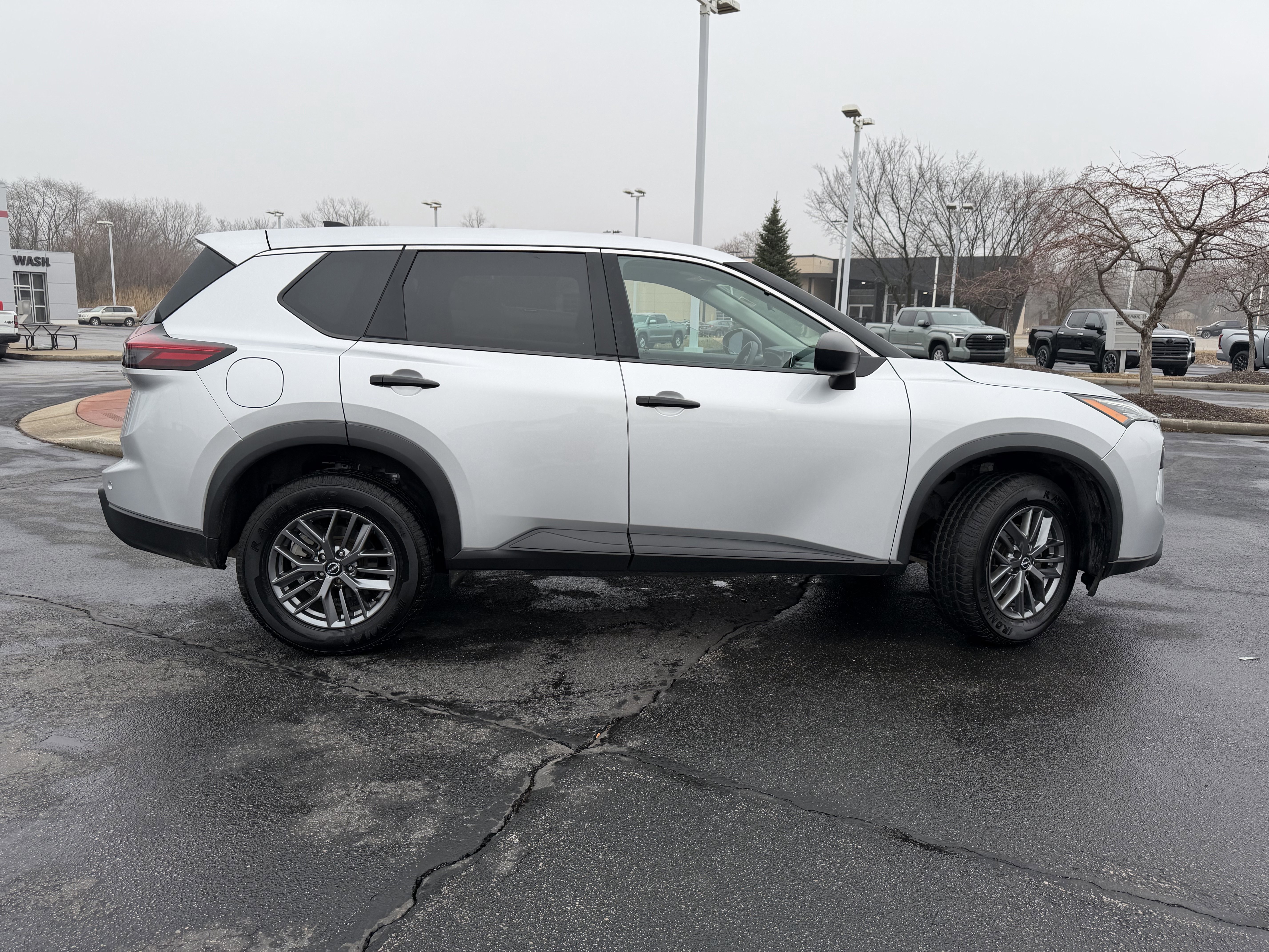Used 2024 Nissan Rogue S AWD/4WD image 10