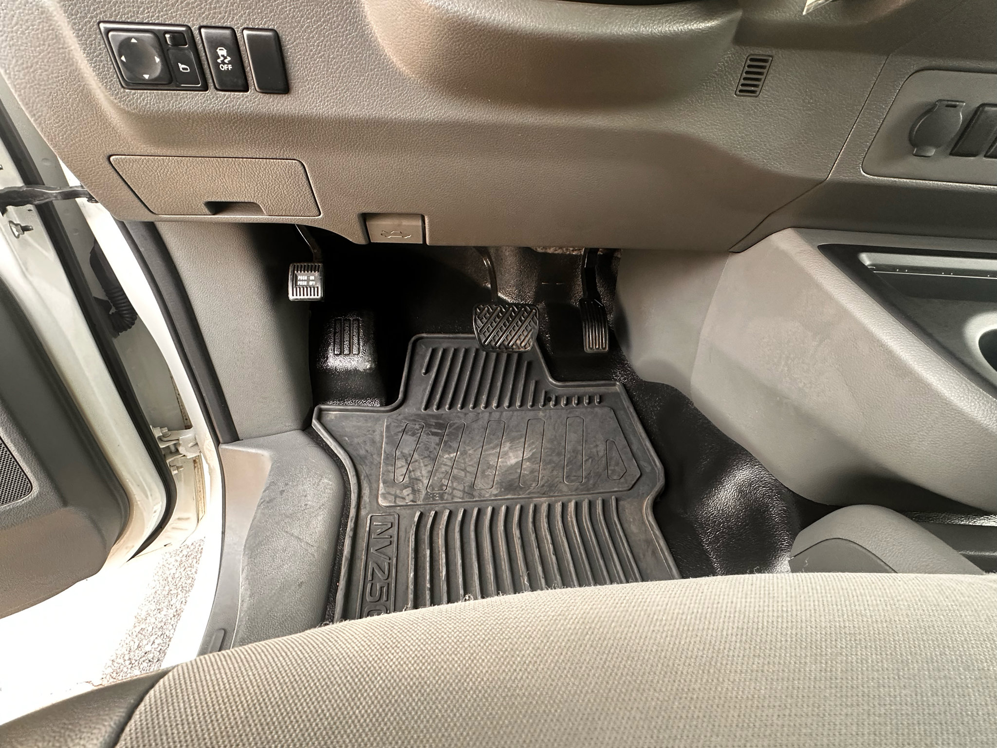 Used 2015 Nissan NV 2500 SV image 14