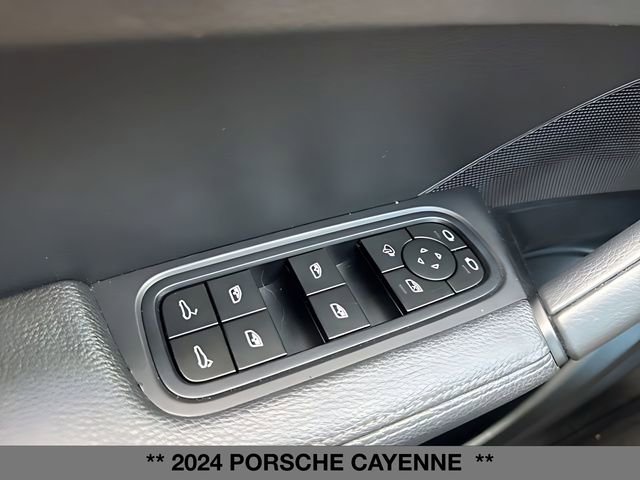 Used 2024 Porsche Cayenne w/ Premium Package AWD/4WD image 31