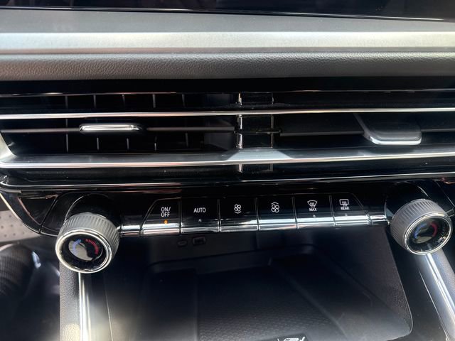 Used 2024 Chevrolet Traverse LT w/ Trailering Package FWD image 15