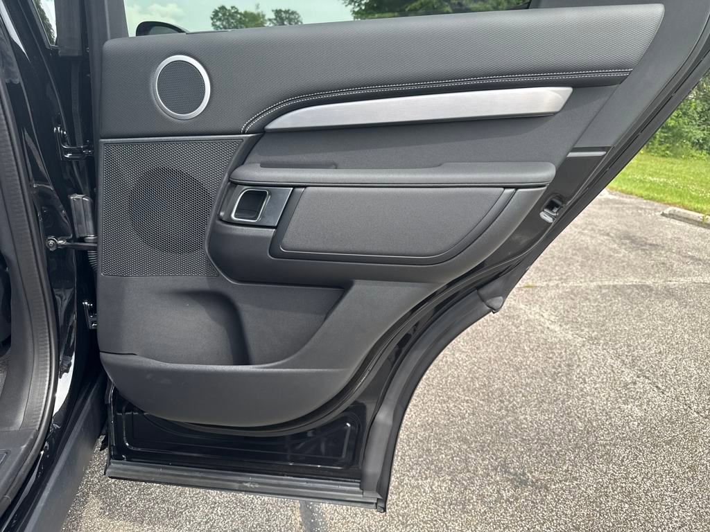 New 2025 Land Rover Discovery Dynamic SE image 17