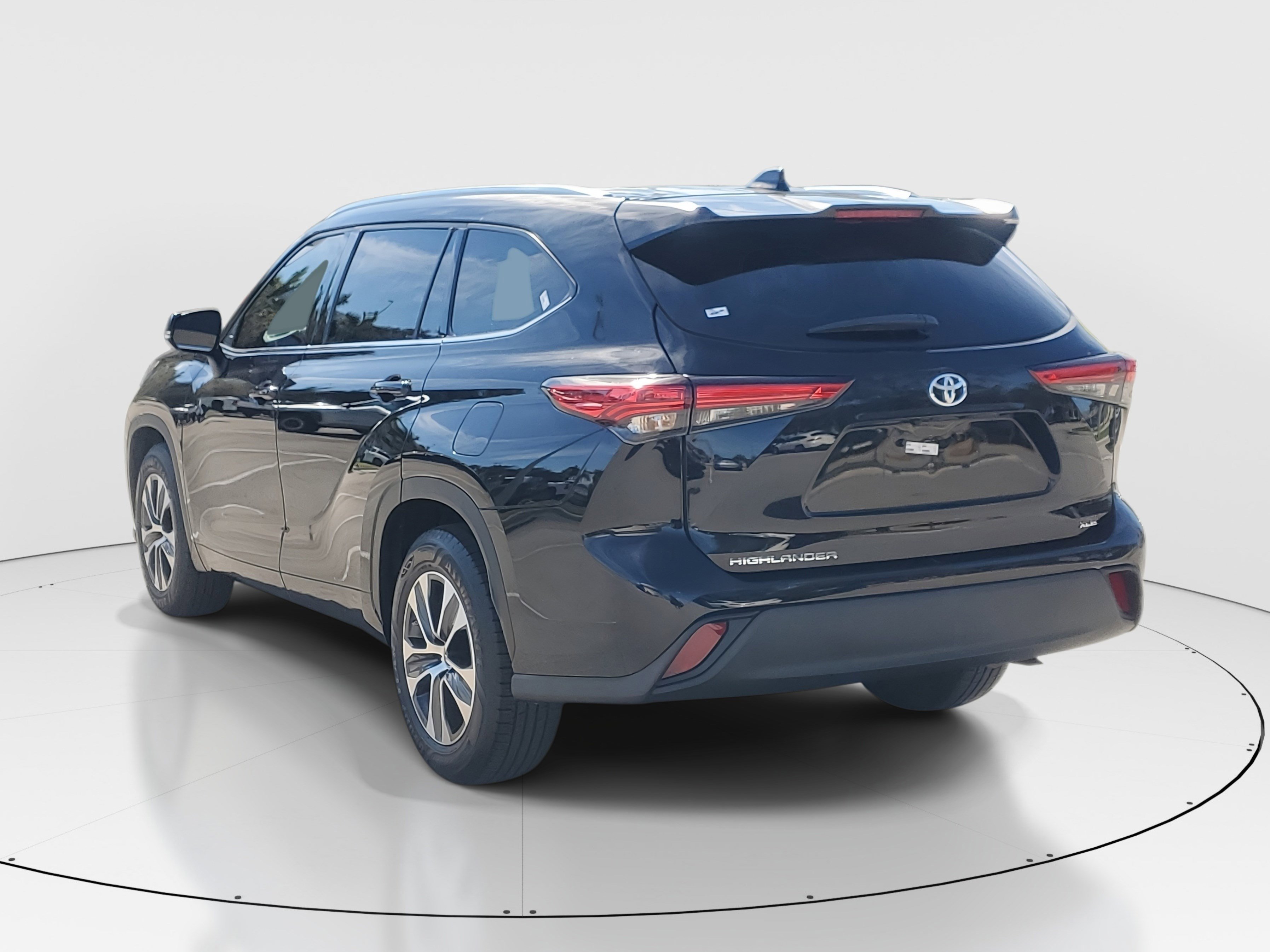 Used 2021 Toyota Highlander XLE image 5