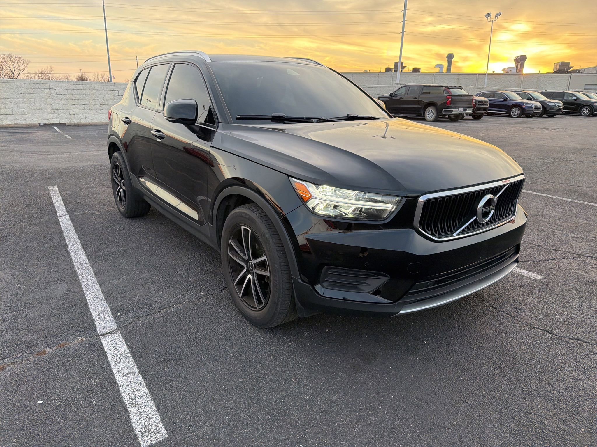Used 2020 Volvo XC40 T4 Momentum image 3