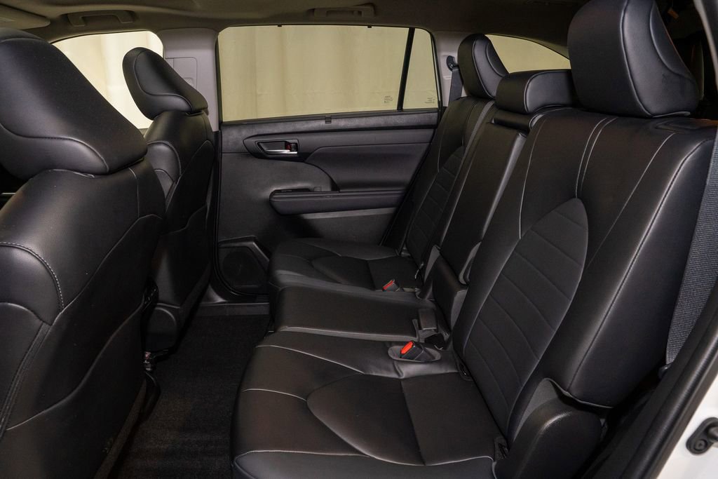Used 2023 Toyota Highlander XLE image 9