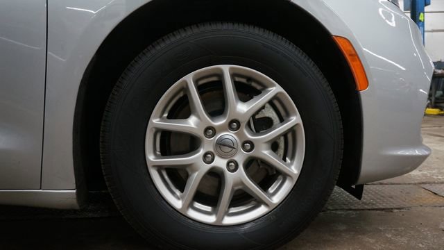 Used 2024 Chrysler Pacifica Touring-L image 90