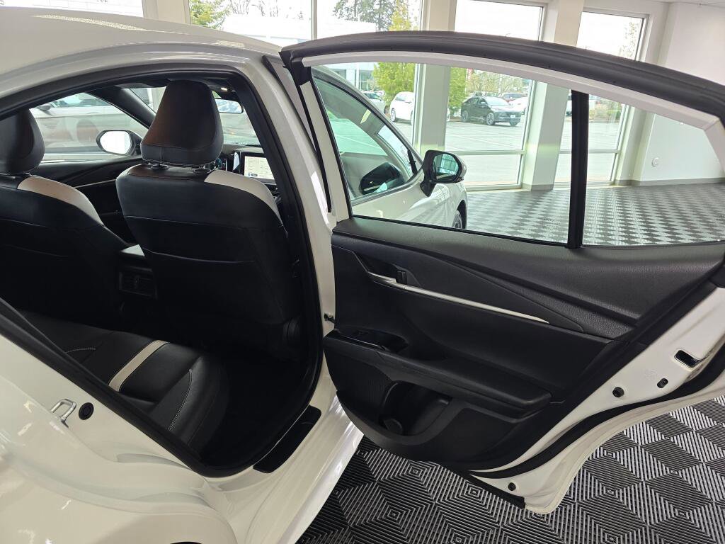 Used 2025 Toyota Camry SE image 40