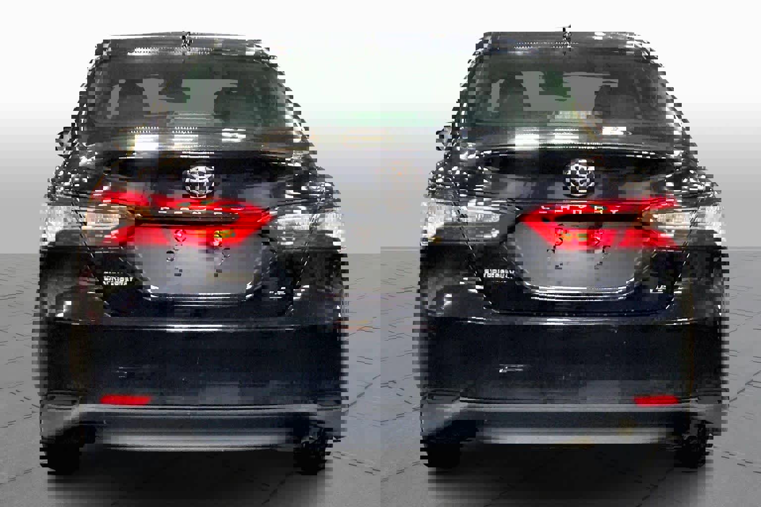 Used 2019 Toyota Camry LE image 4