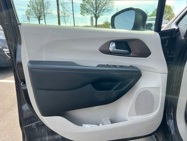Used 2018 Chrysler Pacifica LX FWD image 13