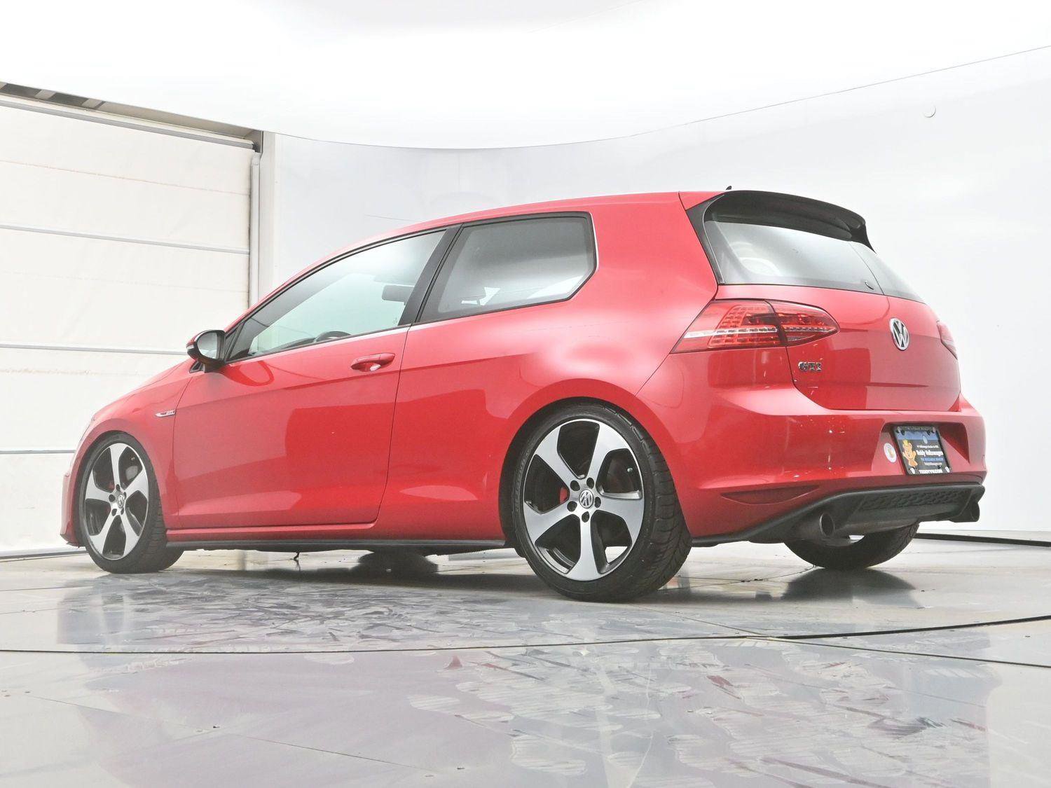 Used 2015 Volkswagen Golf S image 29