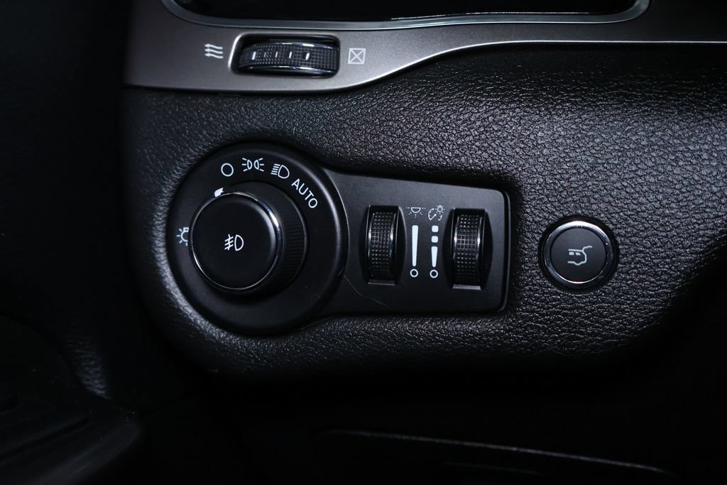 Used 2021 Jeep Cherokee Limited w/ Elite Package AWD/4WD image 27