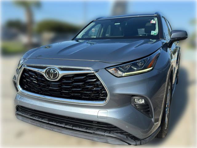 Used 2021 Toyota Highlander Limited FWD image 3