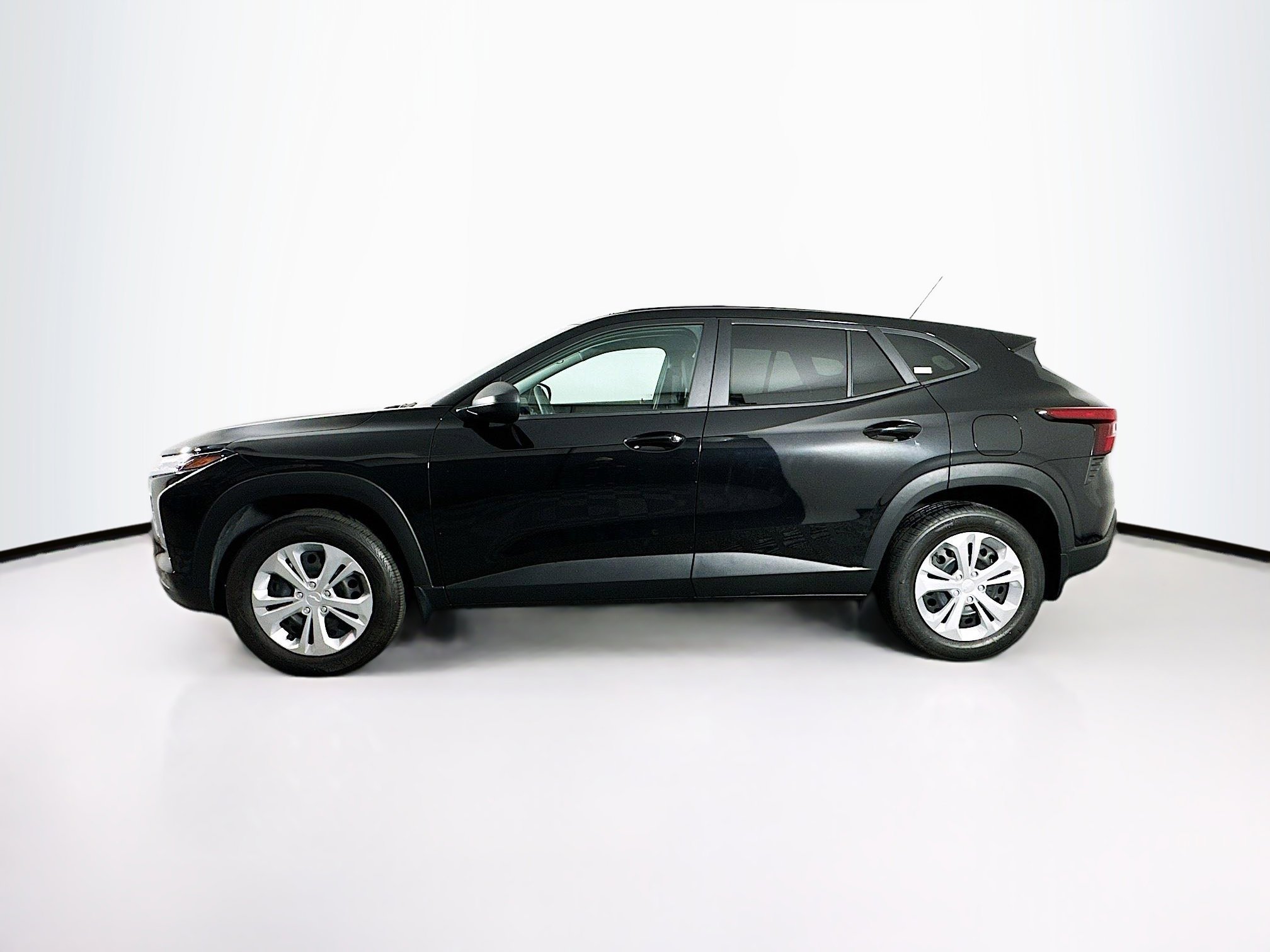 Used 2025 Chevrolet Trax LS w/ Driver Confidence Package image 4