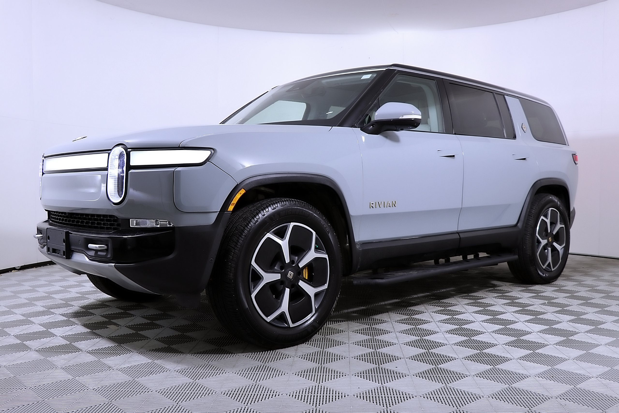 Used 2023 Rivian R1S Adventure Quad AWD/4WD image 2