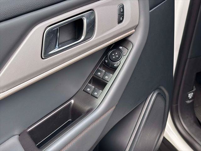 Used 2025 Ford Explorer Active AWD/4WD image 18