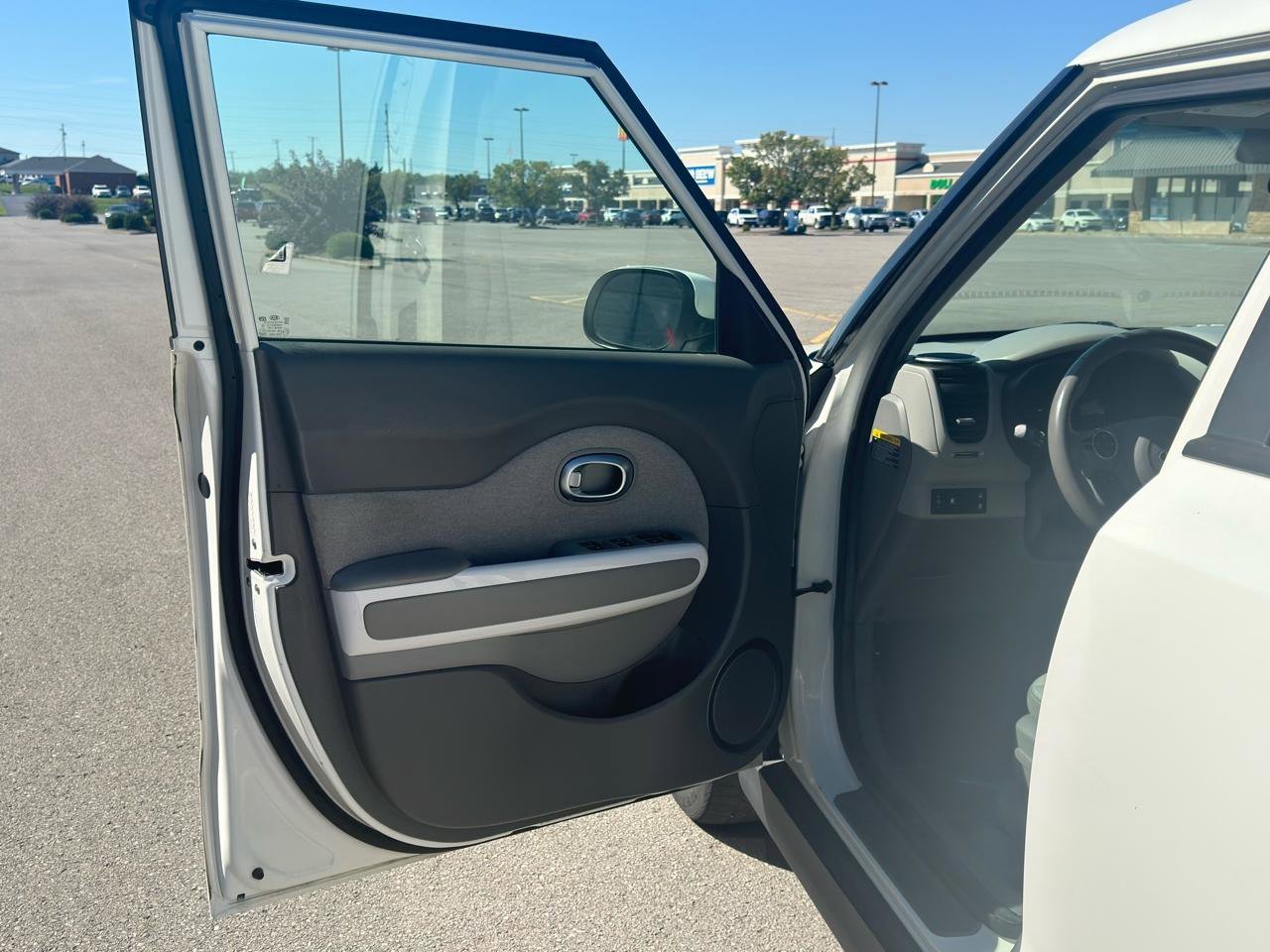 Used 2016 Kia Soul EV FWD image 14