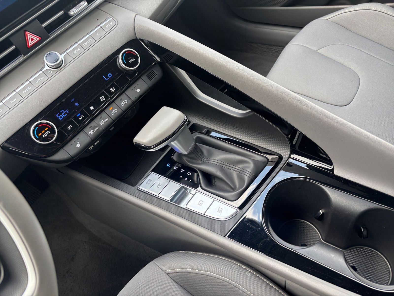 Used 2025 Hyundai Elantra SEL image 42