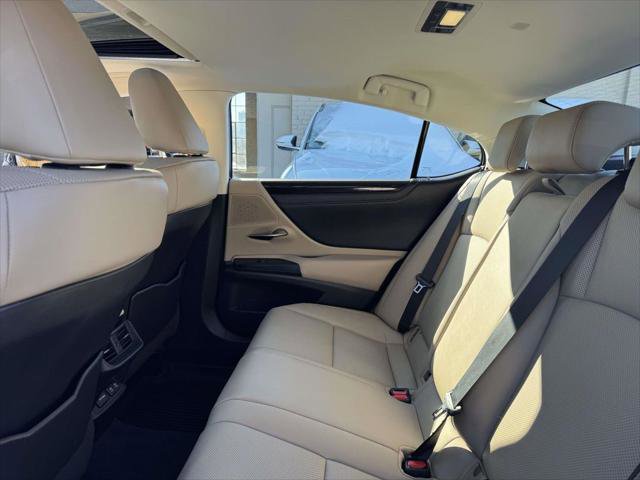 Used 2021 Lexus ES 300h w/ Premium Package image 11