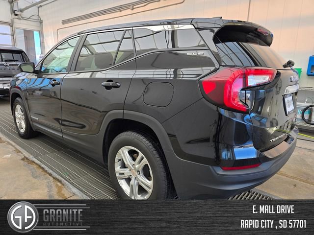 Used 2024 GMC Terrain SLE image 3