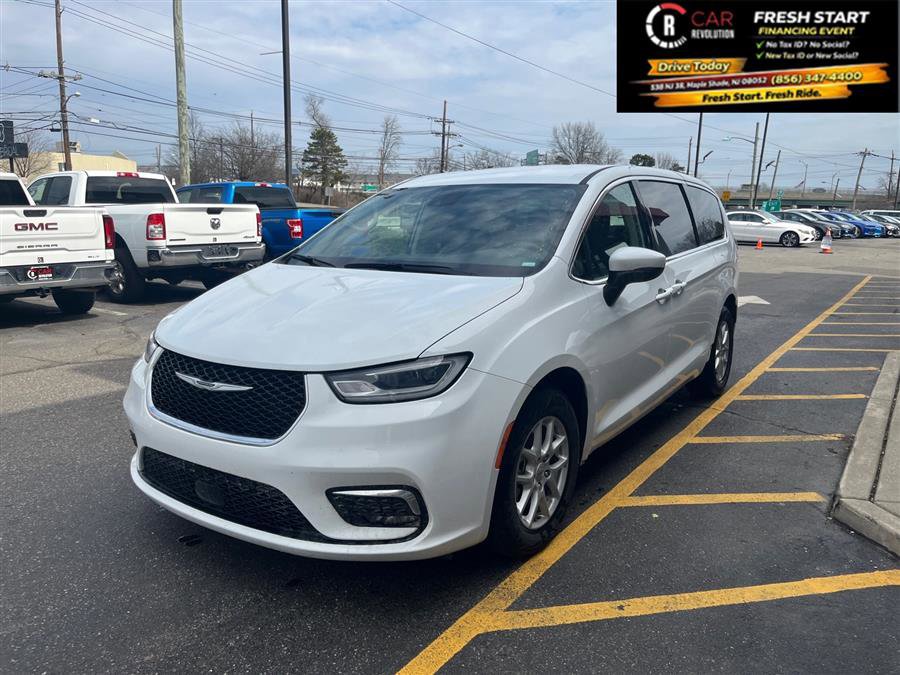 Used 2023 Chrysler Pacifica Touring-L FWD image 3